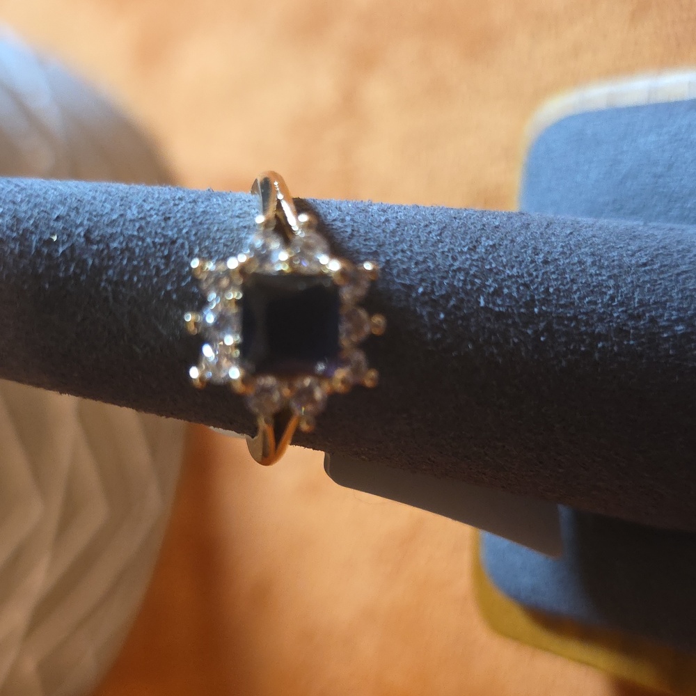 MACY'S Gold and Black Stone Ring - Picture 2 of 3